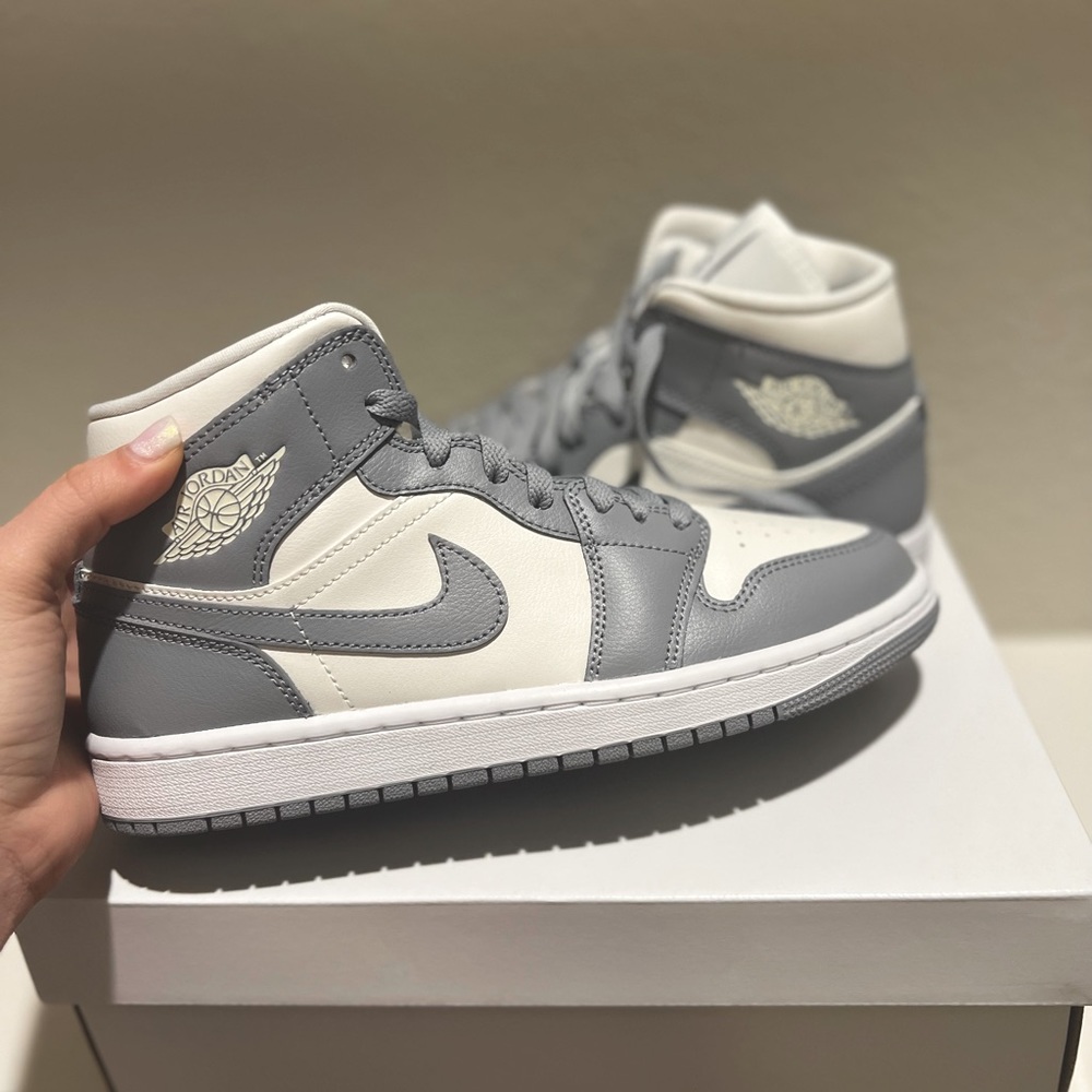 AIR JORDAN 1 MID COLOR JORDAN 1 MID SAIL/STEALTH-WHITE
SIZE 9 WOMEN